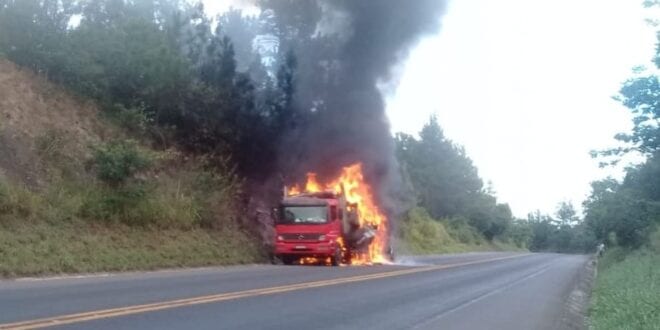 Norte de Minas - Caminhão pega fogo e fica destruído em Salinas