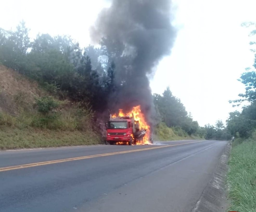 Norte de Minas - Caminhão pega fogo e fica destruído em Salinas
