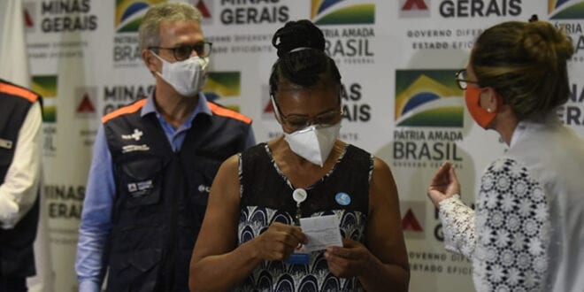 Ato simbólico marcou o início da vacinação contra covid-19 em Minas Gerais