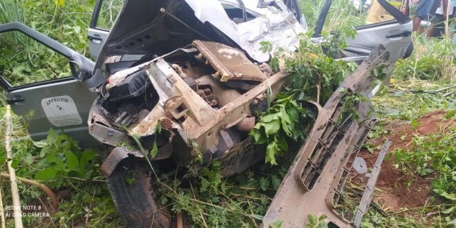 Norte de Minas - Duas pessoas ficam feridas em acidente entre caminhão e carro em Itacarambi