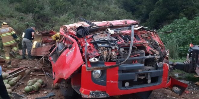Norte de Minas - Caminhoneiro morre em acidente na BR-251 na Serra de Francisco Sá
