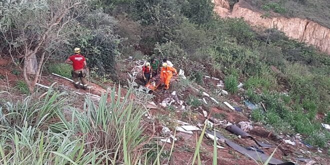 Montes Claros - Caminhão cai em ribanceira de 100 metros na BR-365
