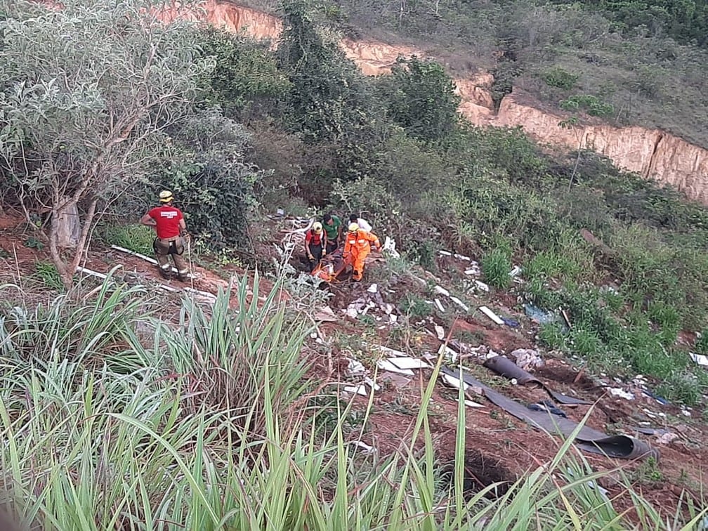 Montes Claros - Caminhão cai em ribanceira de 100 metros na BR-365
