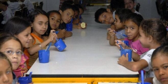 Alimentação de crianças e adolescentes vulneráveis pode ser afetada com escolas fechadas