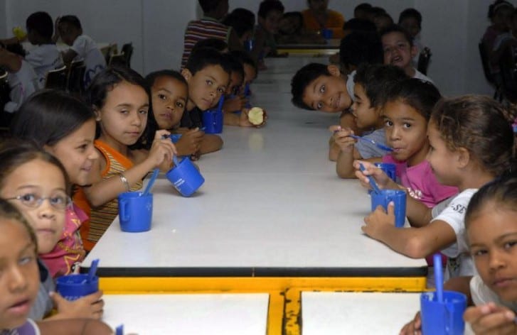 Alimentação de crianças e adolescentes vulneráveis pode ser afetada com escolas fechadas