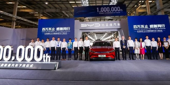 Líderes de órgãos governamentais chineses, associações industriais, parceiros e fornecedores da BYD