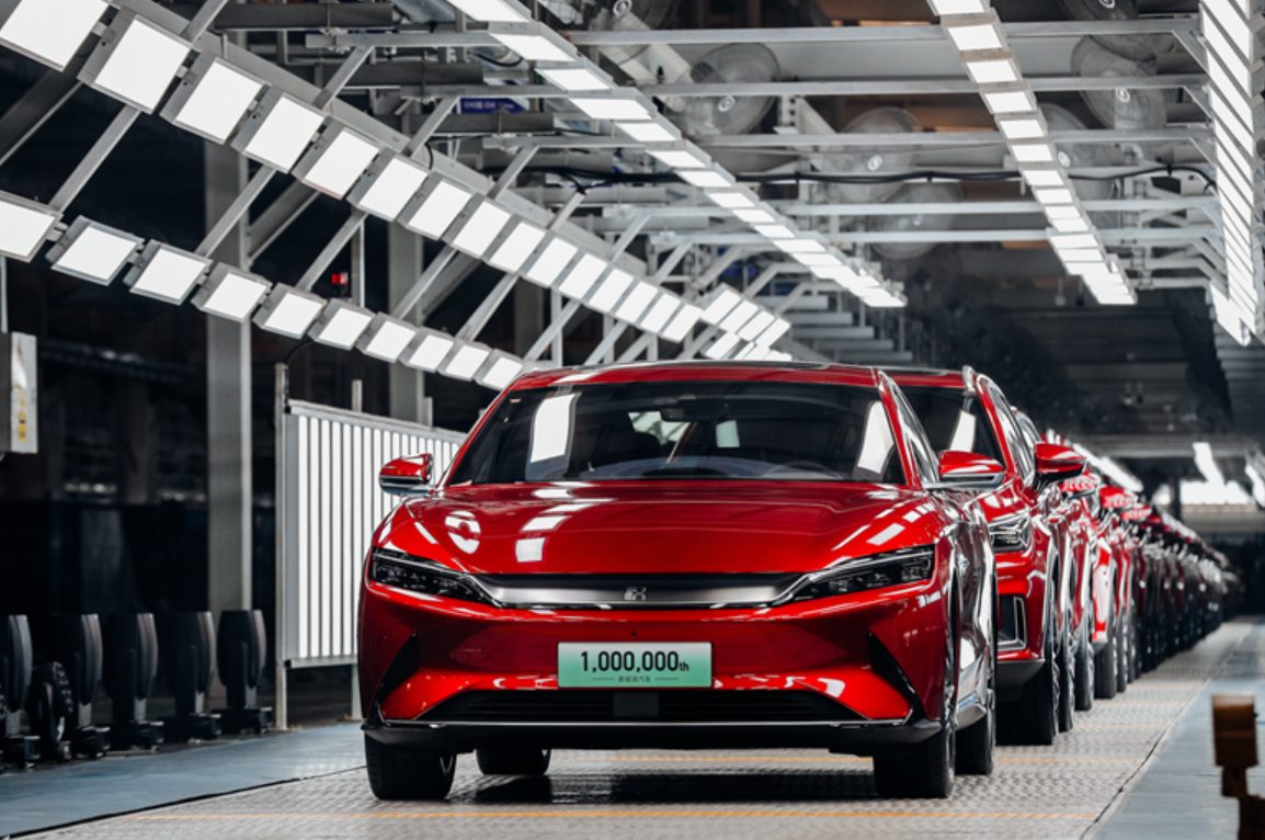 O milionésimo carro, o HAN EV, saindo da linha de produção