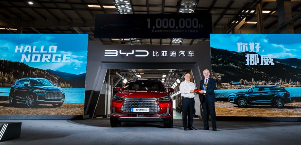 Rolf Petter Almklov, Conselheiro Comercial na Embaixada Real da Noruega em Pequim, e Wang Chuanfu, fundador e CEO da BYD, na cerimônia