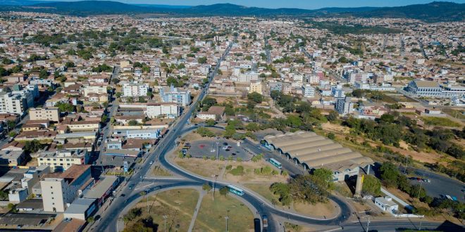 Montes Claros - Prefeitura de Montes Claros reforça sinalização de ruas e avenidas