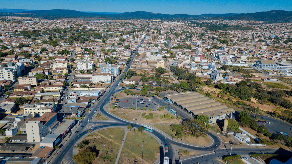 Montes Claros - Prefeitura de Montes Claros reforça sinalização de ruas e avenidas