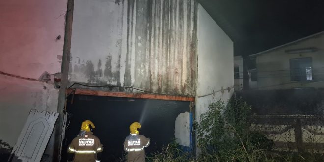 Montes Claros - Incêndio em edificação comercial na Vila Guilhermina em Montes Claros
