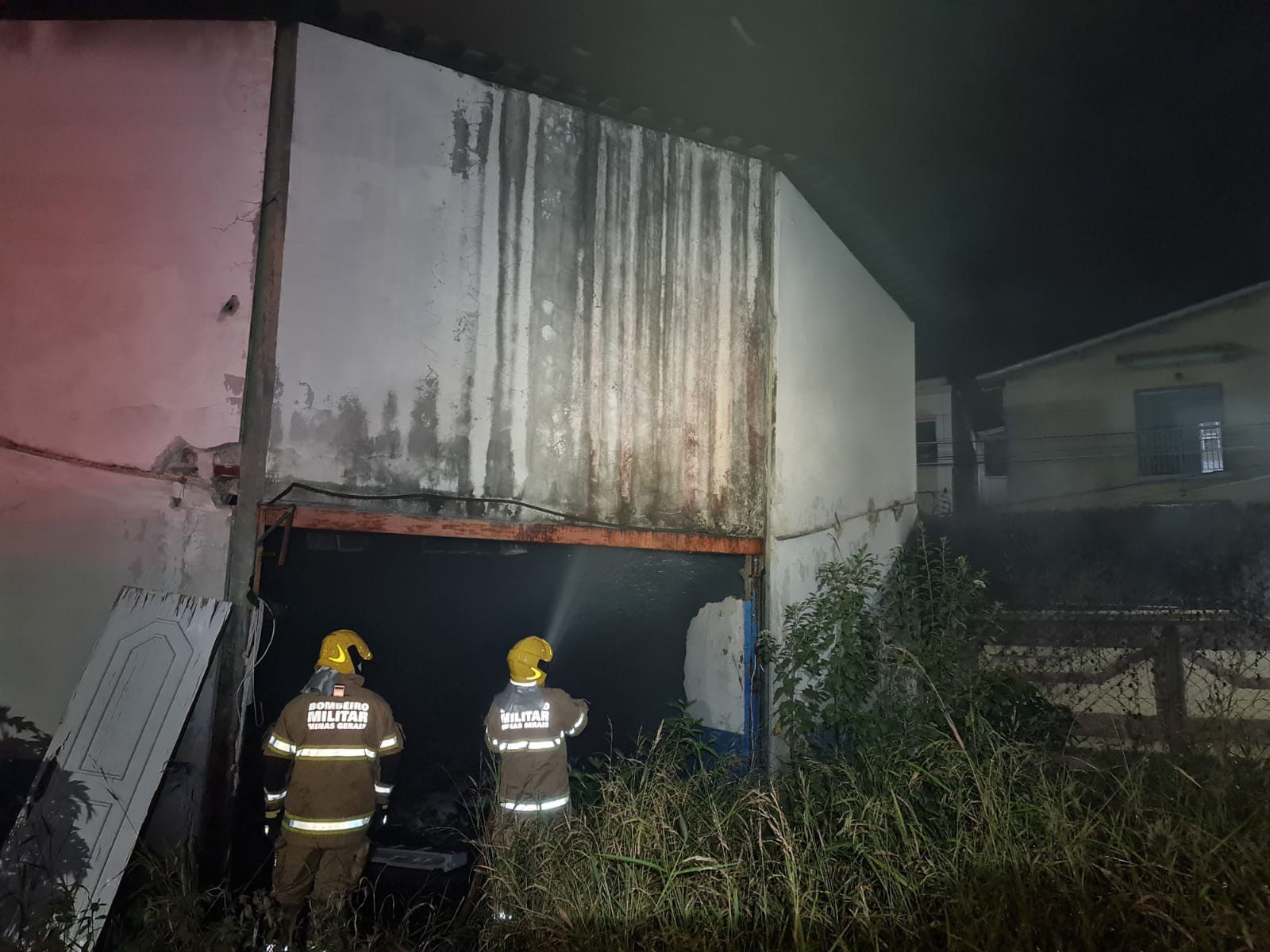 Montes Claros - Incêndio em edificação comercial na Vila Guilhermina em Montes Claros
