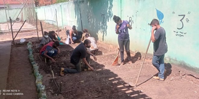 Canteiro foi montado em uma escola da cidade para servir como local de práticas do curso