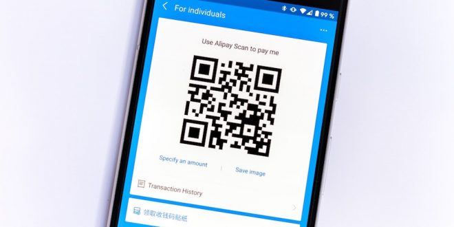 Smartphone exibe QR Code de banco digital