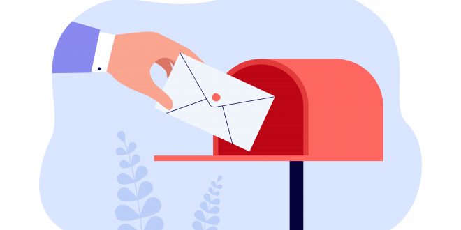 Mão colocando correspondência na caixa