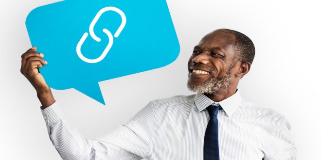 Homem feliz segurando símbolo de link
