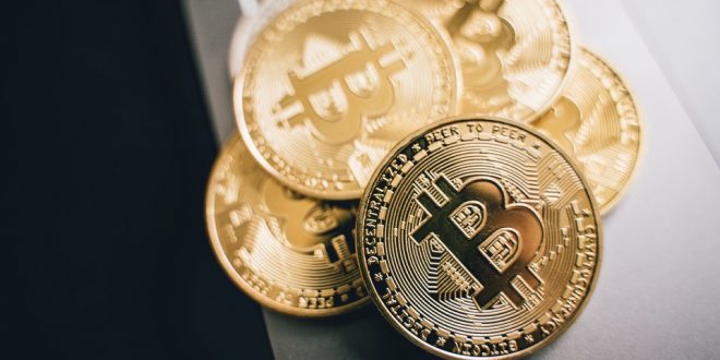 Criptomoedas sobre um notebook