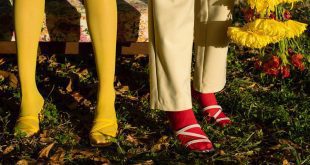 Duas pessoas vestindo sandálias com meias