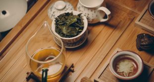 Mesa com chá e ingredientes para faze-lo