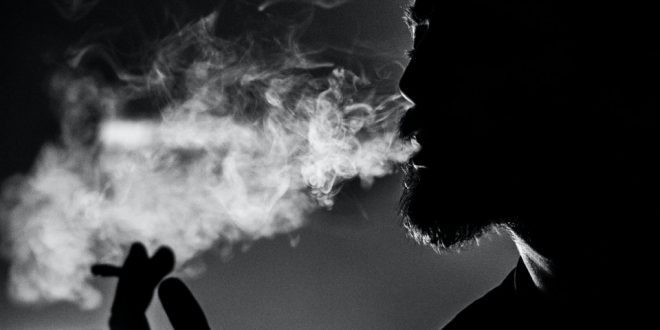 Homem fumando