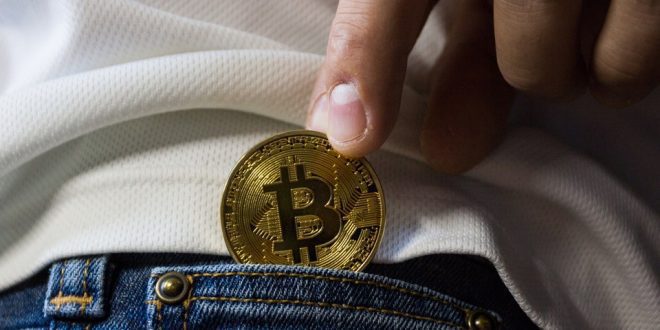 Pessoa coloca criptomoeda no bolso