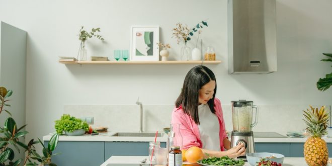 Mulher bate alimento no liquidificador