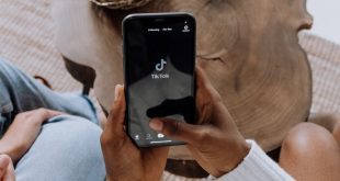 Pessoa abre o TikTok no celular