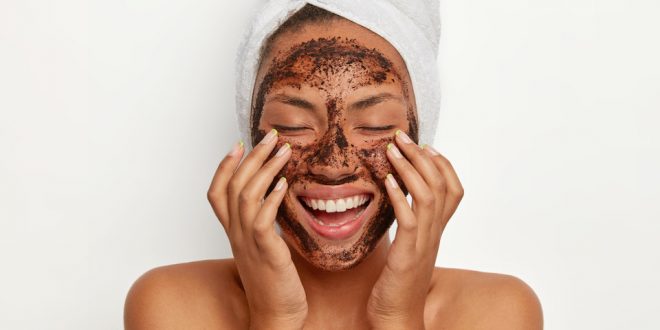 Mulher com máscara facial sorri