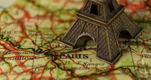 Miniatura da Torre Eiffel sobre mapa da França