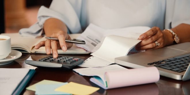 Mulher faz conta na calculadora