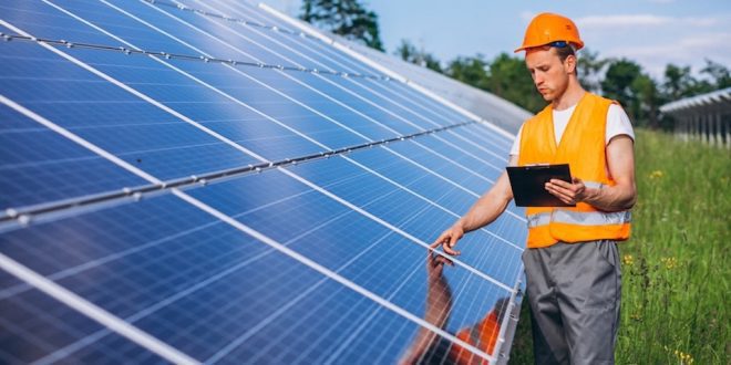 Trabalhador mostra painel solar