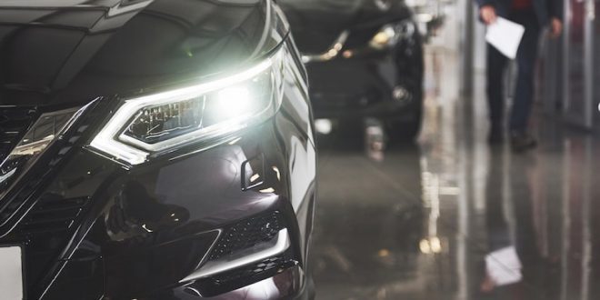 Faróis e capô de um carro de luxo
