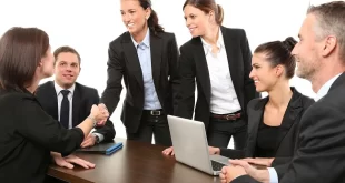 Pessoas em reunião corporativa