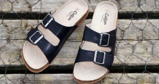 Sandálias de couro sobre estrutura de madeira