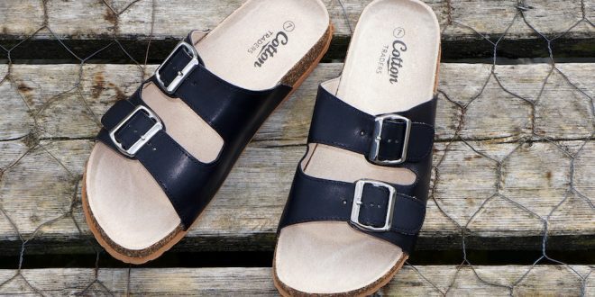 Sandálias de couro sobre estrutura de madeira