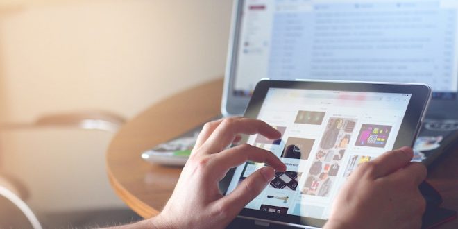Pessoa olha produtos em tela de tablet