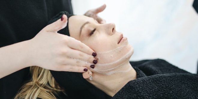 Mulher recebe massagem no rosto