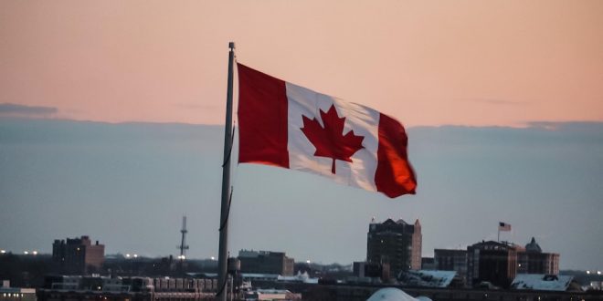 Bandeira do Canadá hasteada na cidade