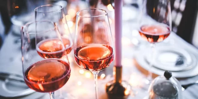 Mesa arrumada e com taças de vinho