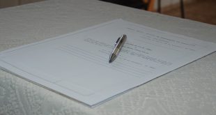 Caneta sobre uma certidão