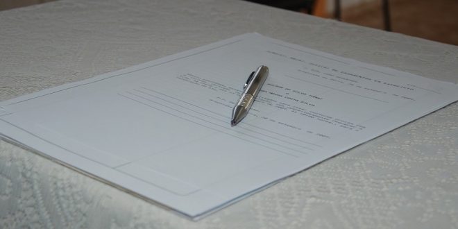 Caneta sobre uma certidão
