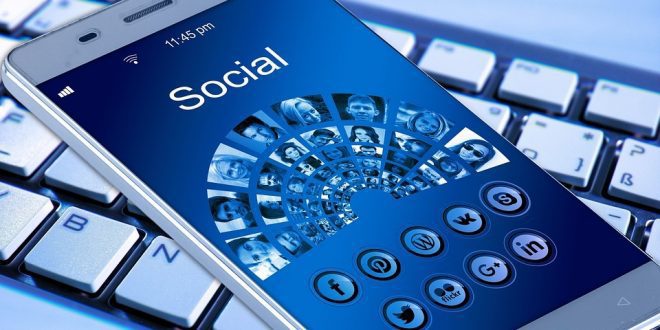 Celular que mostra tela relacionada ao marketing