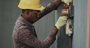Eletricista fazendo o seu trabalho