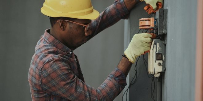 Eletricista fazendo o seu trabalho