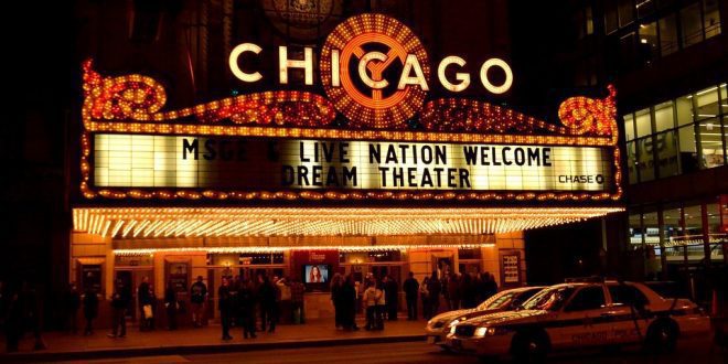 Teatro com luzes acesas em Chicago