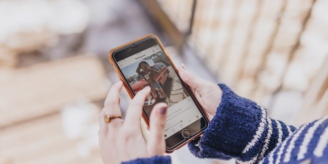 Pessoa com celular aberto no Instagram