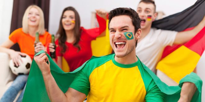Quatro pessoas torcendo por suas seleções