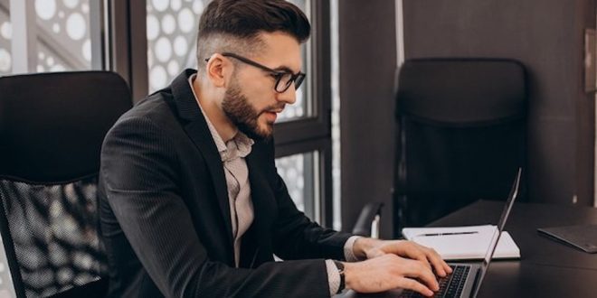 Homem mexendo no computador