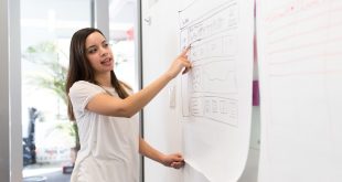 Mulher aponta para cartolina em apresentação