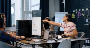 Pessoas trabalhando em escritório